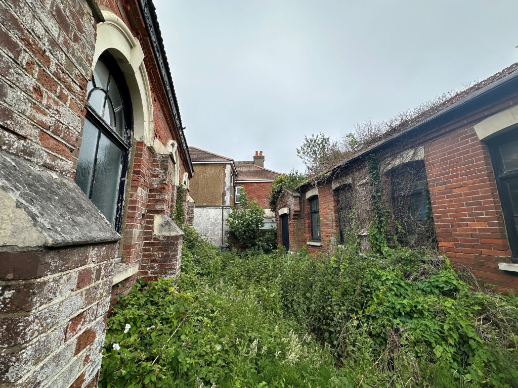 Lot: 24 - TWO DETACHED BUILDINGS WITH POTENTIAL - Space in between buildings